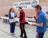 Übergabe des Pokals für den Platz 3 in der Länderwertung